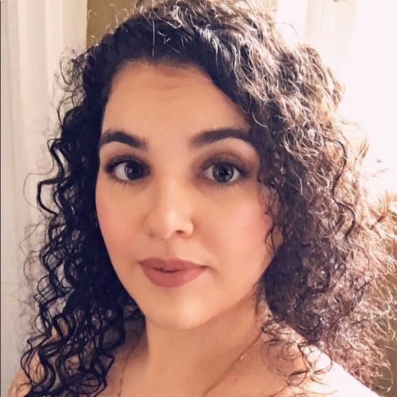 Meet your Posher, Christina - Picture 2 of 5